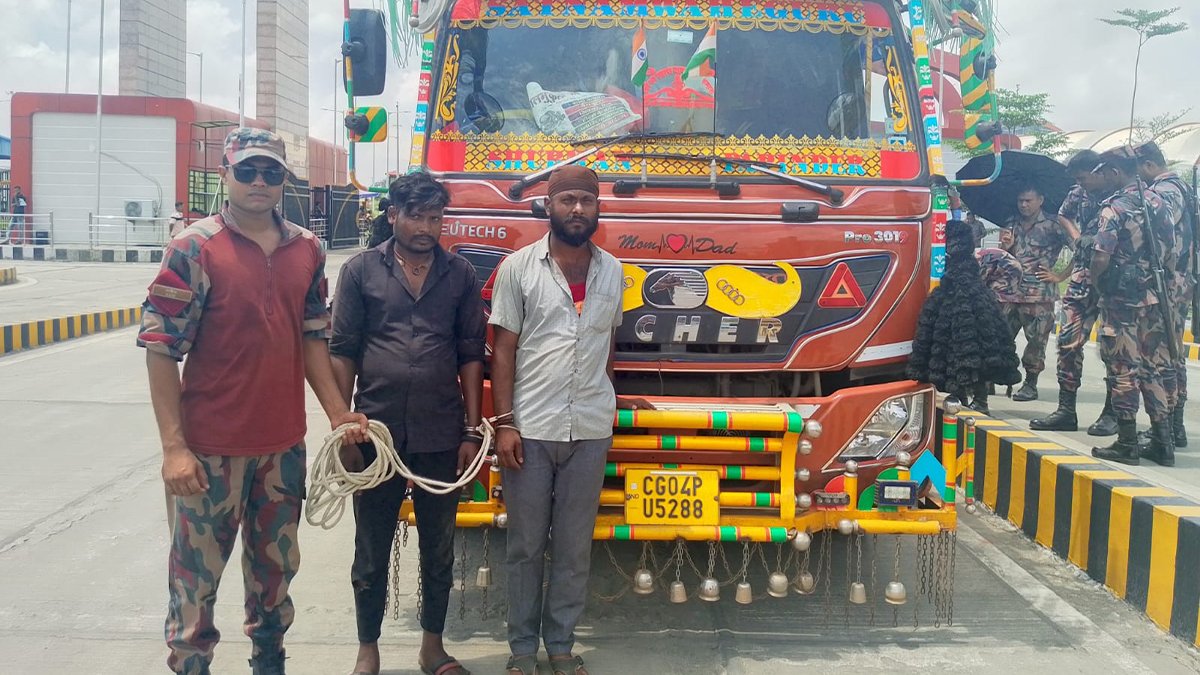 বেনাপোলে ভারতীয় ট্রাক থেকে পিস্তল ও গুলি জব্দ, ২ নাগরিক আটক বেনাপোলে ভারতীয় ট্রাক থেকে পিস্তল ও গুলি জব্দ, ২ নাগরিক আটক