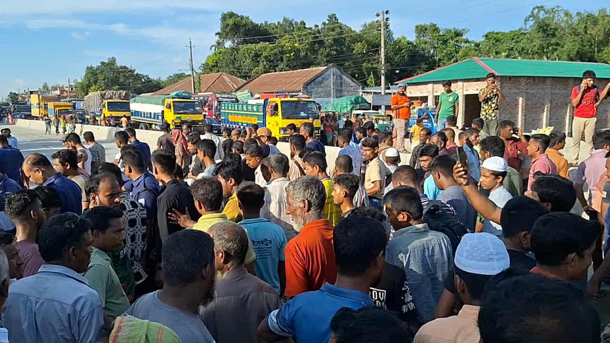 গাইবান্ধায় বাসের ধাক্কায় নারী নিহত, প্রতিবাদে সড়ক অবরোধ গাইবান্ধায় বাসের ধাক্কায় নারী নিহত, প্রতিবাদে সড়ক অবরোধ
