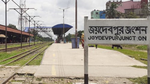 টিকটক করতে গিয়ে ট্রেনের ধাক্কায় যুবকের মৃত্যু