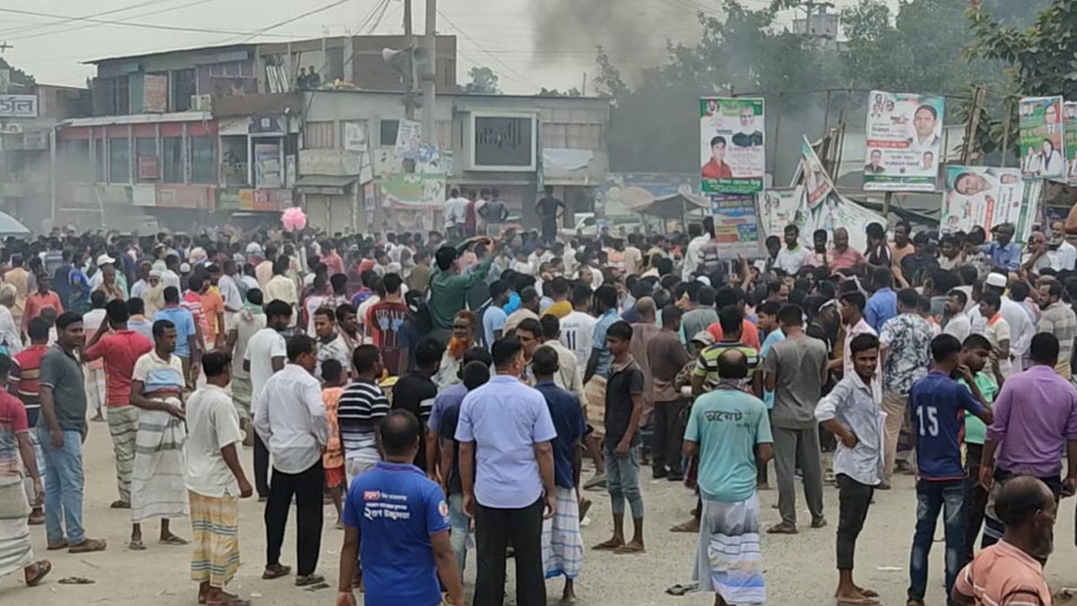 পাবনা-১ আসনের সীমানা পুনর্বহালের দাবিতে মহাসড়ক অবরোধ ও বিক্ষোভ পাবনা-১ আসনের সীমানা পুনর্বহালের দাবিতে মহাসড়ক অবরোধ ও বিক্ষোভ