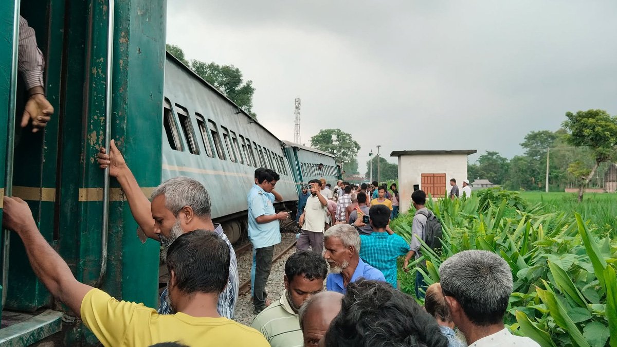 রংপুরে পদ্মরাগের ৪ বগি লাইনচ্যুত, ট্রেন চলাচল বন্ধ