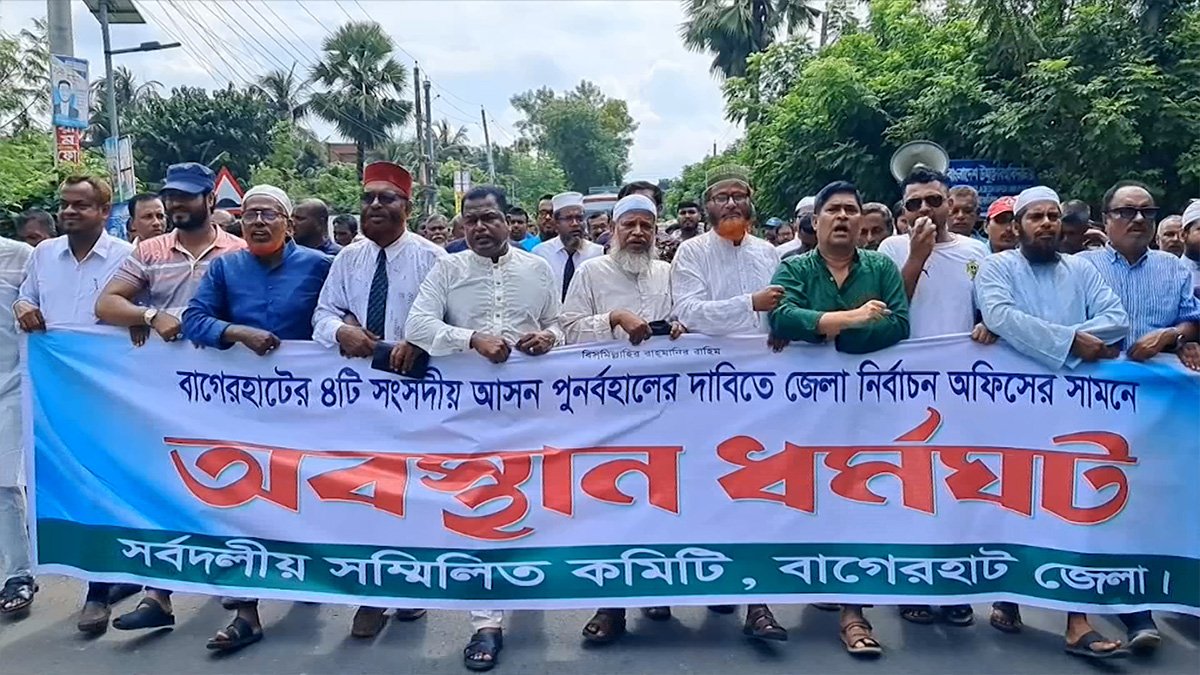বাগেরহাটে দ্বিতীয় দিনের মত নির্বাচন অফিসের সামনে অবস্থান কর্মসূচি