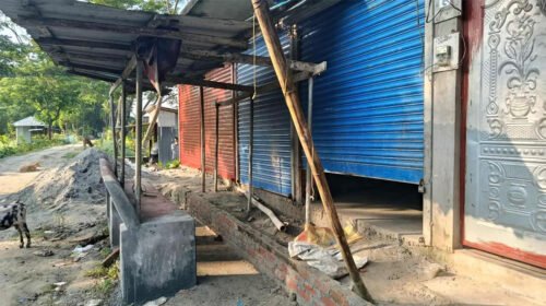 বাউফলে স্বেচ্ছাসেবক লীগ নেতার দখলে যাত্রীছাউনি