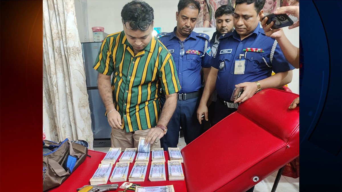 ব্রাহ্মণবাড়িয়ায় পার্লারে ফেলে যাওয়া ব্যাগ থেকে পিস্তল ও জালনোট উদ্ধার, আটক ৩