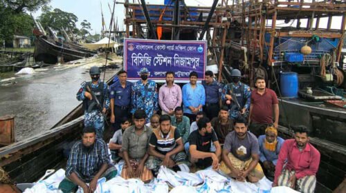 পটুয়াখালী‌তে যৌথবাহিনীর অভিযানে ২‌টি অ‌বৈধ ট্রলারসহ ১২‌ জে‌লে আটক