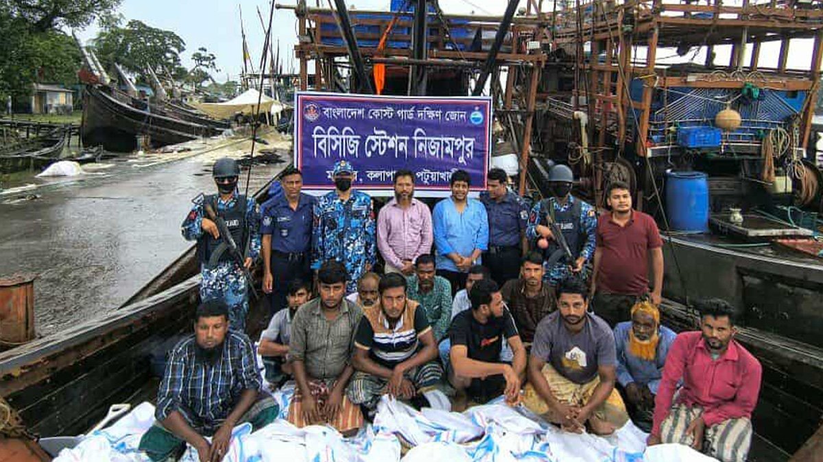 পটুয়াখালী‌তে যৌথবাহিনীর অভিযানে ২‌টি অ‌বৈধ ট্রলারসহ ১২‌ জে‌লে আটক