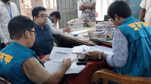 পিরোজপুরে সাব-রেজিস্ট্রি অফিসে দুদকের অভিযান, টাকা উদ্ধার 