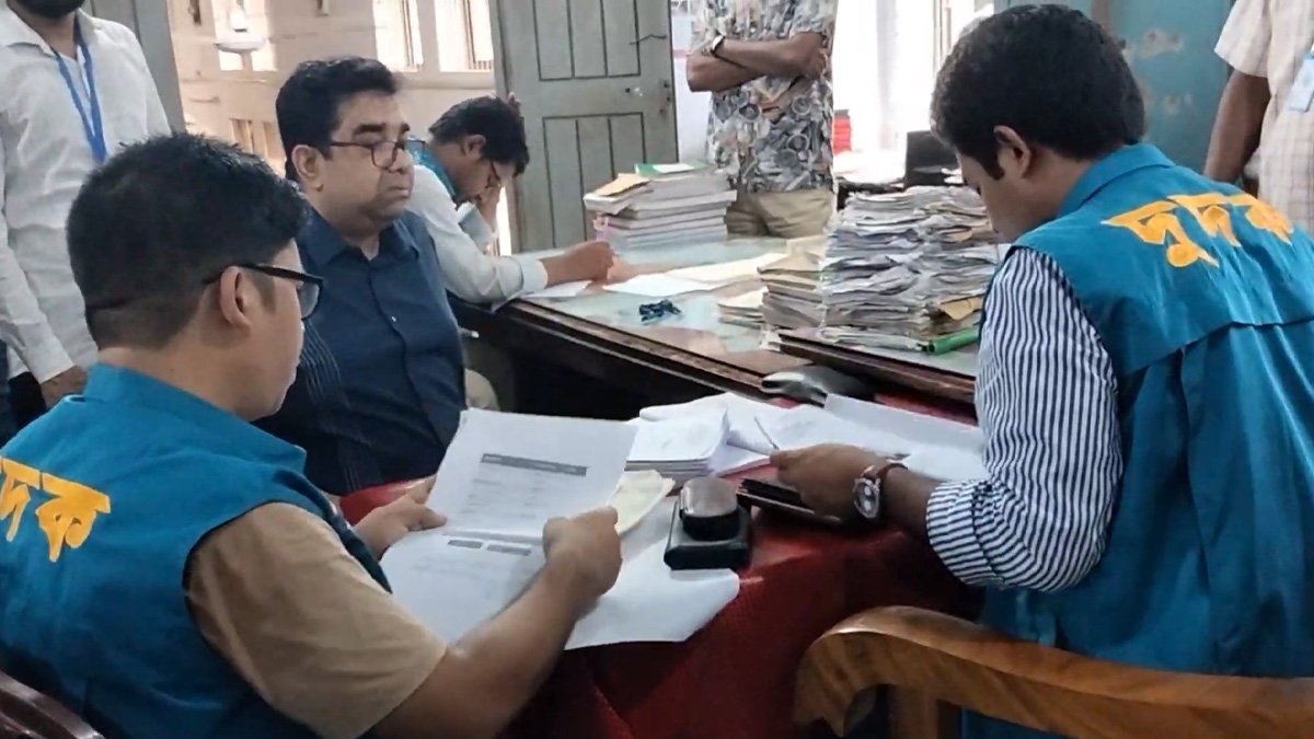 পিরোজপুরে সাব-রেজিস্ট্রি অফিসে দুদকের অভিযান, টাকা উদ্ধার 