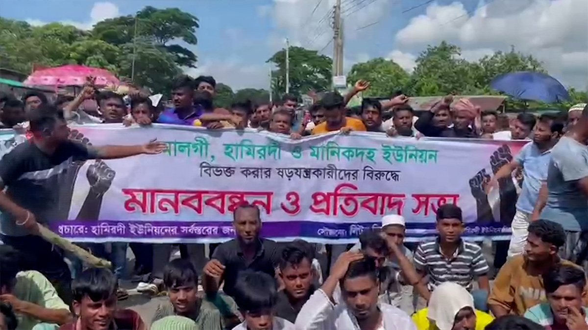 ফরিদপুরে আসনের সীমানা পরিবর্তনের প্রতিবাদে ফের মহাসড়ক অবরোধ ফরিদপুরে আসনের সীমানা পরিবর্তনের প্রতিবাদে ফের মহাসড়ক অবরোধ
