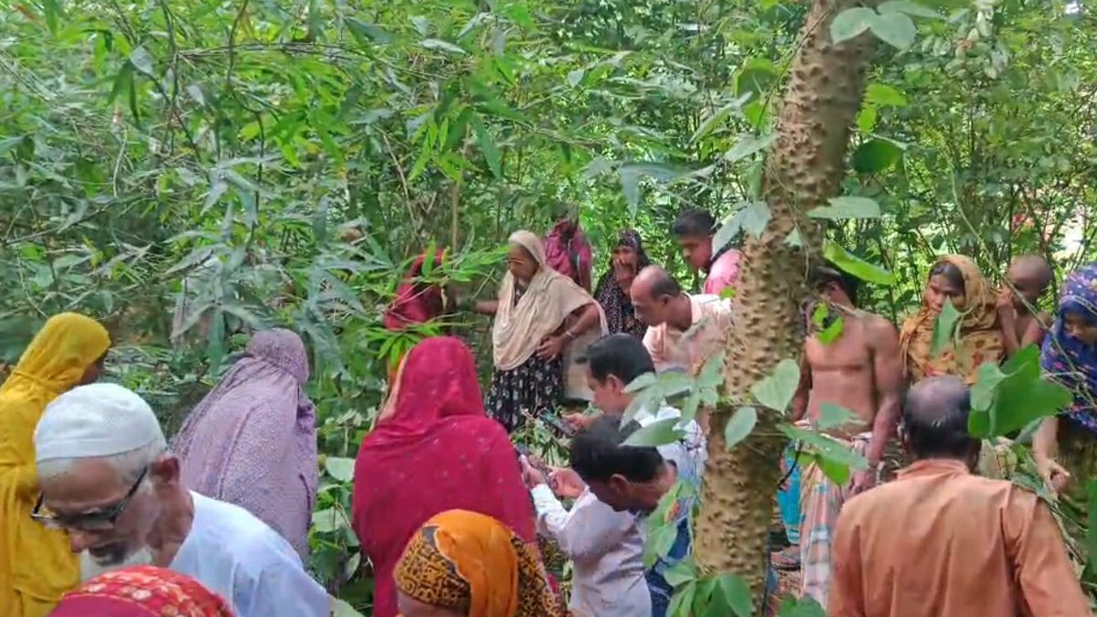 গাইবান্ধায় ঝোপঝাড়ে মিললো বৃদ্ধার মরদেহ, তিন ছেলে-স্ত্রীসহ আটক ৫ গাইবান্ধায় ঝোপঝাড়ে মিললো বৃদ্ধার মরদেহ, তিন ছেলে-স্ত্রীসহ আটক ৫