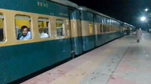 গাইবান্ধা-বামনডাঙ্গা স্টেশনে আটকা ৪ ট্রেন, যাত্রীদের চরম দুর্ভোগ