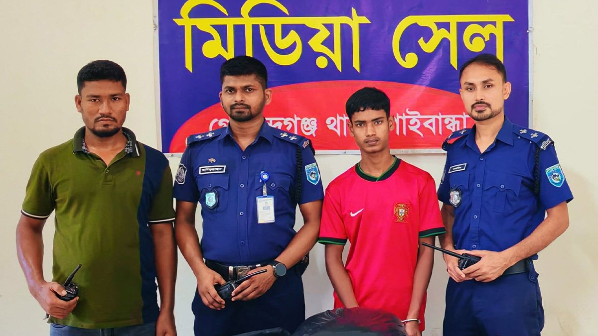 গাইবান্ধায় যাত্রীবাহী বাসে তল্লাশি চালিয়ে ৪ কেজি গাঁজা উদ্ধার, যুবক কারাগারে