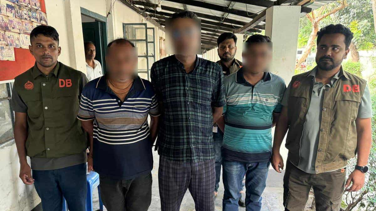যশোরে পুলিশ পরিচয়ে ১৯ ভরি সোনা লুট, কনস্টেবলসহ গ্রেফতার ৪