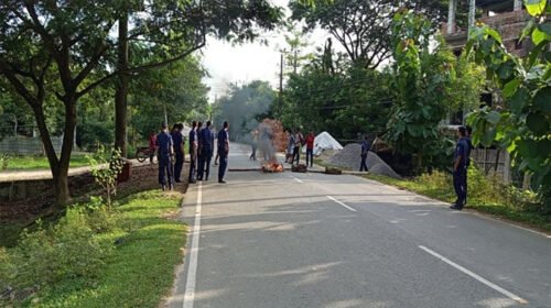 খাগড়াছড়িতে আধাবেলা সড়ক অবরোধ চলছে