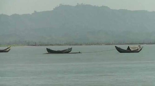 বাংলাদেশি ৩ ট্রলারসহ ১৫ জেলেকে ধরে নিয়ে গেলো আরাকান আর্মি