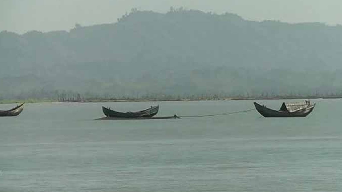 বাংলাদেশি ৩ ট্রলারসহ ১৫ জেলেকে ধরে নিয়ে গেলো আরাকান আর্মি