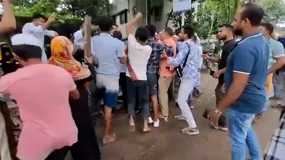 বিএনপির দু’পক্ষের সংঘর্ষের খবর প্রচারের জেরে যমুনা টিভির সাংবাদিকের ওপর হামলা