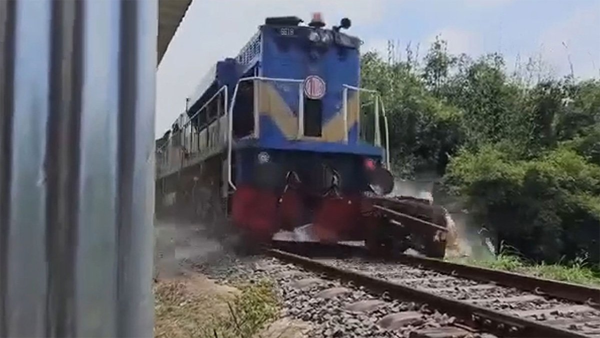 রেললাইনে আটকা পড়লো ন‌সিমন, ঠেলে নিয়ে গেলো ট্রেন 