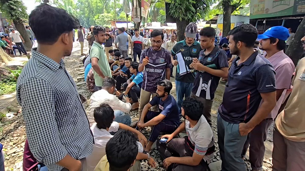 ৬ ঘণ্টা পর রেলপথ অবরোধ তুলে নিলো বাকৃবি শিক্ষার্থীরা, ট্রেন চলাচল শুরু ৬ ঘণ্টা পর রেলপথ অবরোধ তুলে নিলো বাকৃবি শিক্ষার্থীরা, ট্রেন চলাচল শুরু