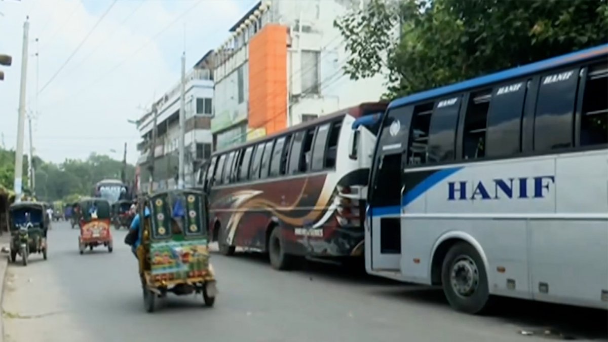 বাড়তি বেতন দেবেন না মালিকরা, উত্তরবঙ্গের ৩ জেলা থেকে ঢাকাগামী বাস বন্ধ