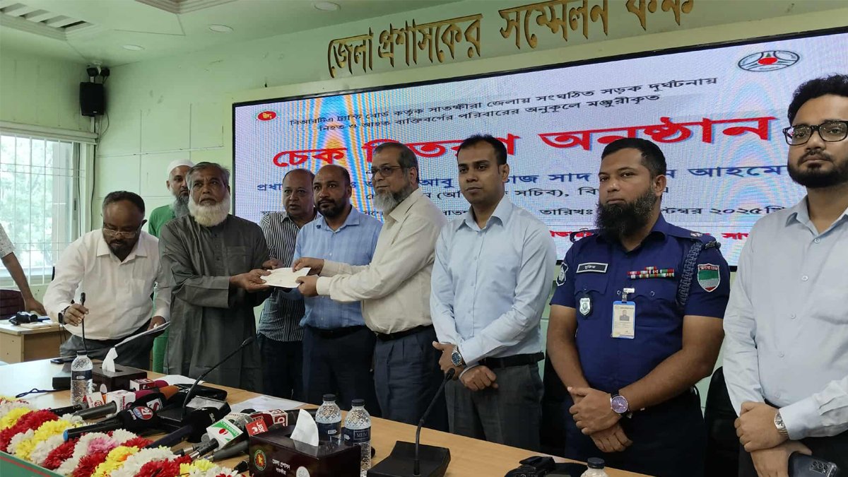 সাতক্ষীরায় সড়ক দুর্ঘটনায় নিহত ও আহতদের পরিবারে অর্থ প্রদান