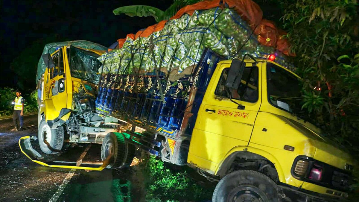 রাজবাড়ীতে থেমে থাকা পিকআপের পেছনে ট্রাকের ধাক্কা, চালক-সহকারী নিহত