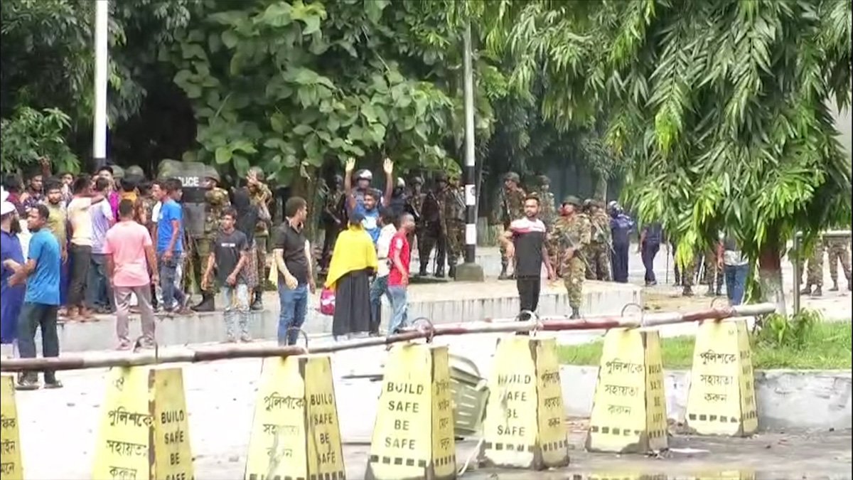 উত্তরা ইপিজেডে আইনশৃঙ্খলা বাহিনী-শ্রমিক সংঘর্ষ, নিহত ১ গুলিবিদ্ধ ৬ উত্তরা ইপিজেডে আইনশৃঙ্খলা বাহিনী-শ্রমিক সংঘর্ষ, নিহত ১ গুলিবিদ্ধ ৬