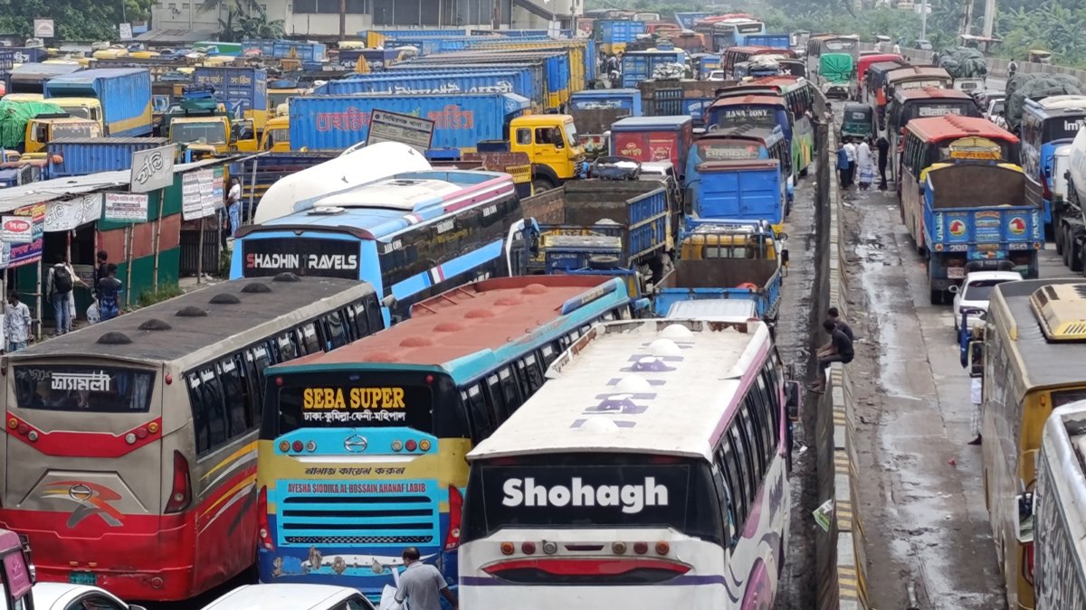 ঢাকা-চট্টগ্রাম মহাসড়কে ১৫ কিলোমিটার রাস্তাজুড়ে তীব্র যানজট