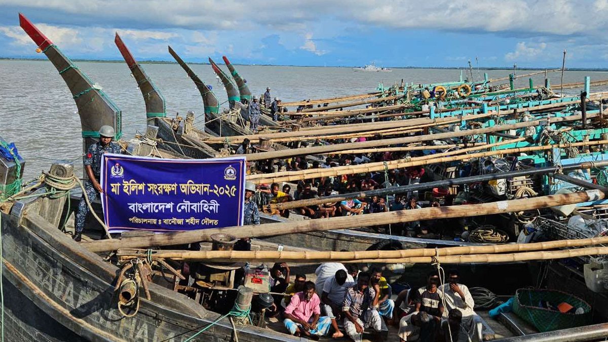 মা ইলিশ সংরক্ষণে নৌবাহিনীর অভিযান, ১১ ট্রলারসহ আটক ২৩৫ জেলে