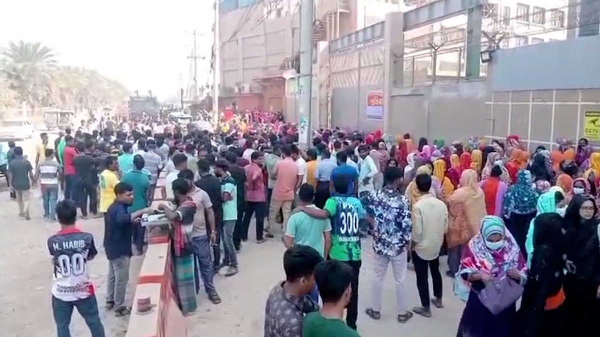 আশুলিয়ায় প্রসূতি শ্রমিকের মৃত্যুর ঘটনায় বিক্ষোভ