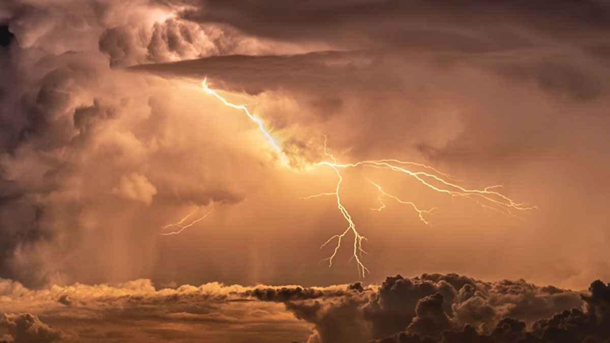 ব্রাহ্মণবাড়িয়ায় বজ্রপাতে স্বামীর মৃত্যু, হাসপাতালে স্ত্রী