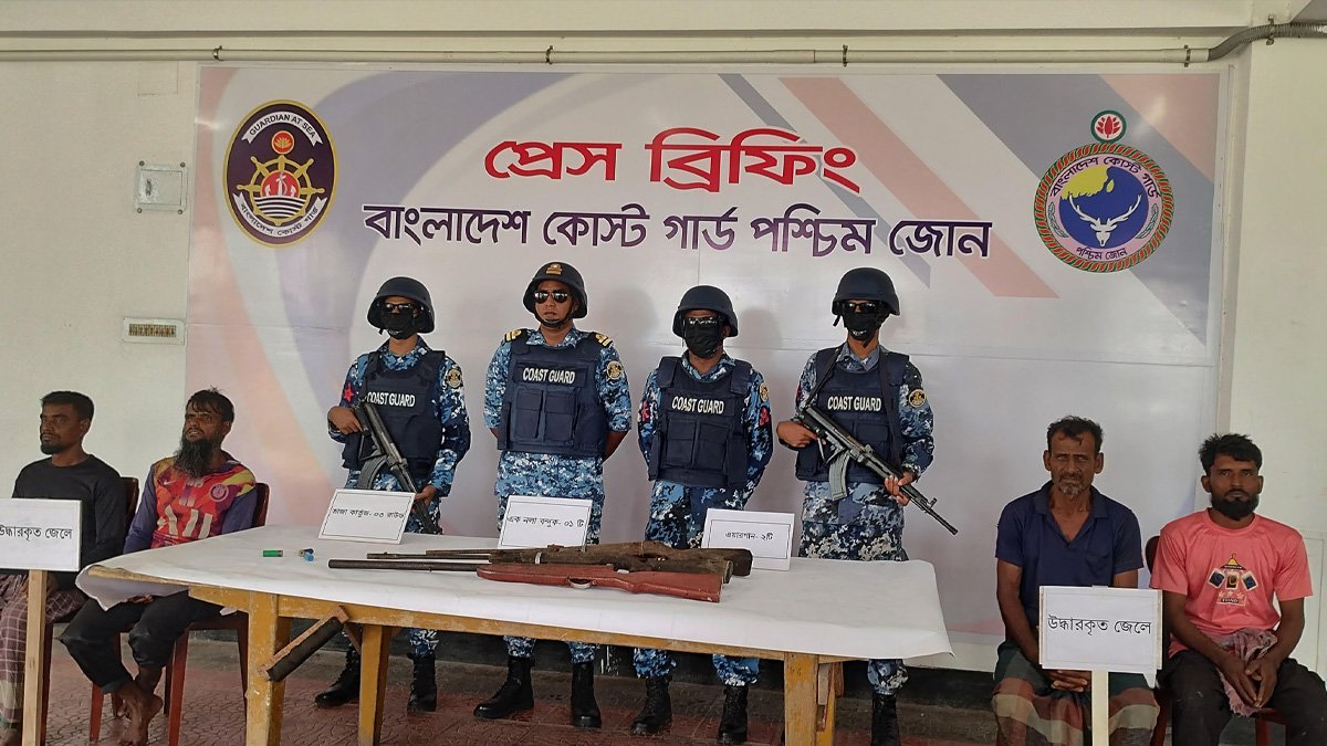 সুন্দরবনে ডাকাতের হাতে জিম্মি ৪ জেলে উদ্ধার, অস্ত্র-গোলাবারুদ জব্দ 