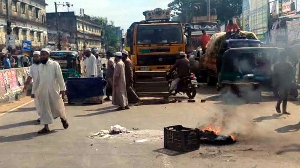 বাসচাপায় হেফাজত নেতার মৃত্যু, চট্টগ্রামে সড়ক অবরোধ