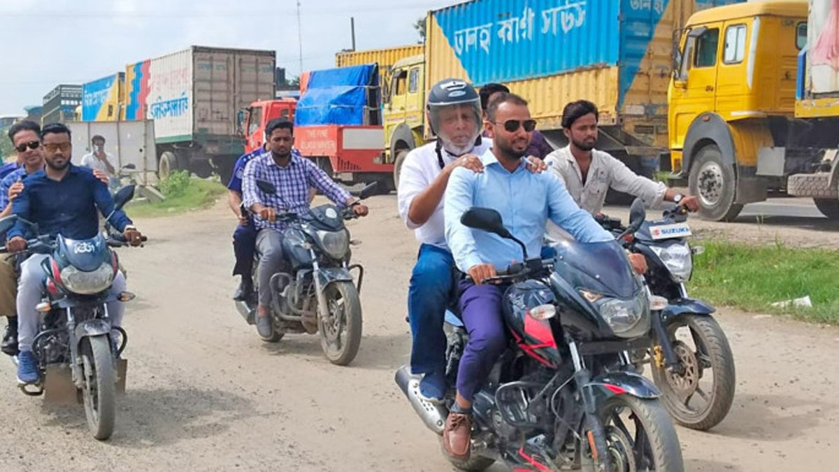 যানজটে আটকা পড়ে মোটরসাইকেলেই মহাসড়ক পরিদর্শন করলেন সড়ক উপদেষ্টা