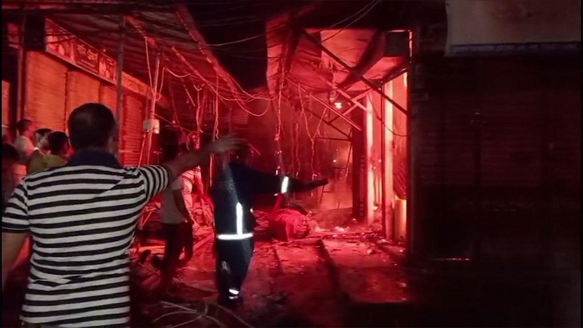 আশুলিয়ায় গভীর রাতে আগুনে পুড়লো ১৬টি দোকান