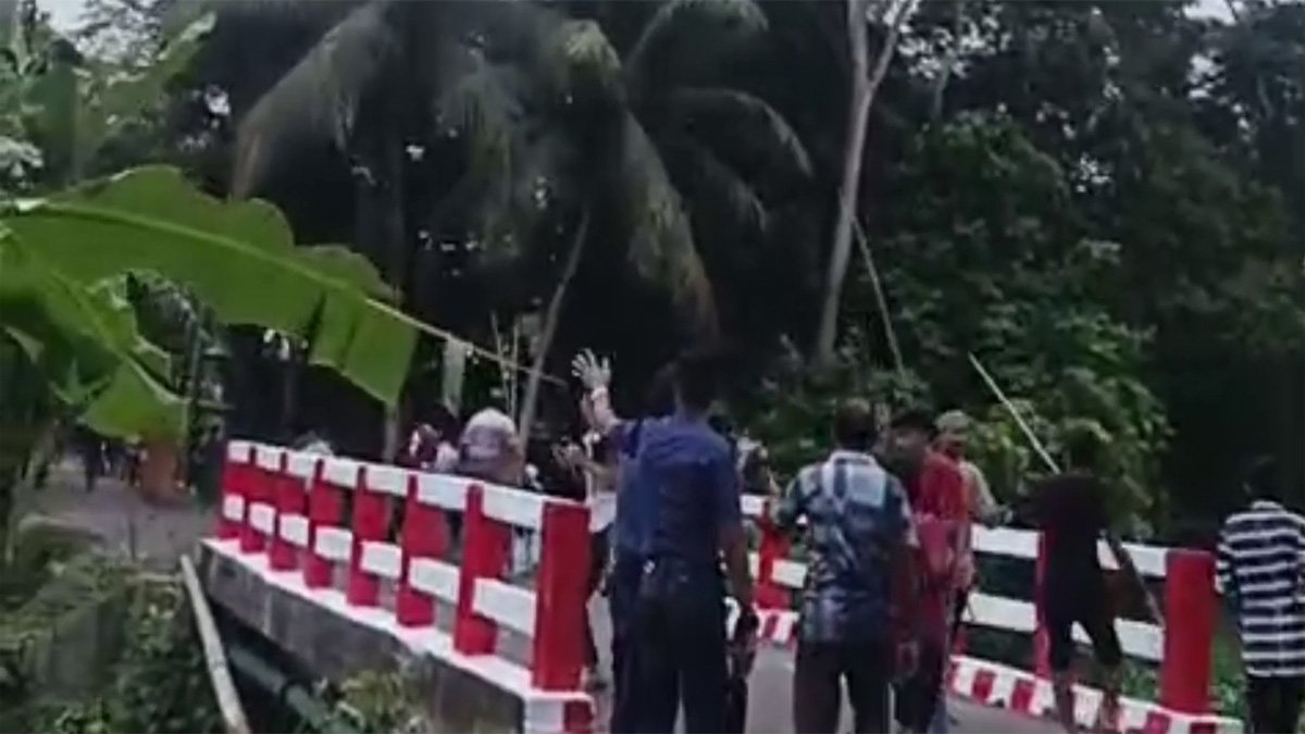 টুঙ্গিপাড়ায় ডাব পাড়াকে কেন্দ্র করে দুই গ্রামবাসীর সংঘর্ষ, আহত ১৫