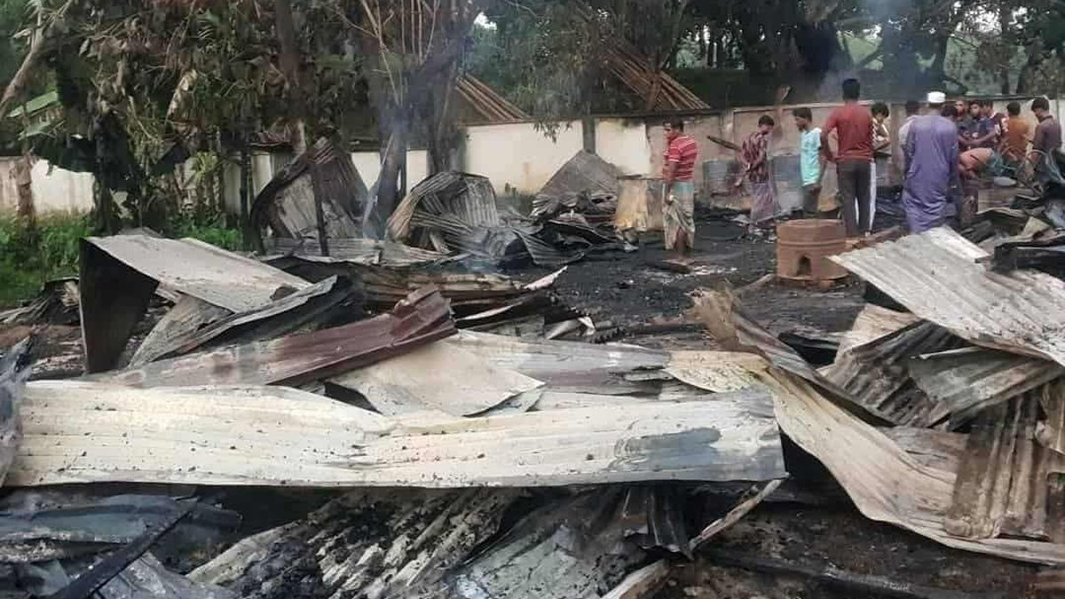 খাগড়াছড়ির গুইমারায় আগুনে পুড়লো ১৫ দোকান