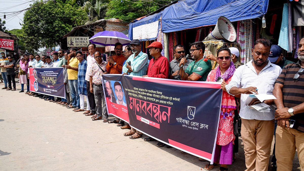 গাইবান্ধায় শিক্ষা প্রকৌশল অধিদপ্তরের ২ কর্মকর্তাকে গ্রেফতারের দাবিতে আল্টিমেটাম