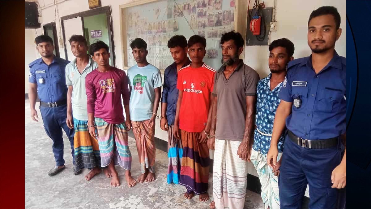 নদীতে মাছ শিকারে নেমে ৮ জেলে আটক, নৌ পুলিশসহ আহত ৪