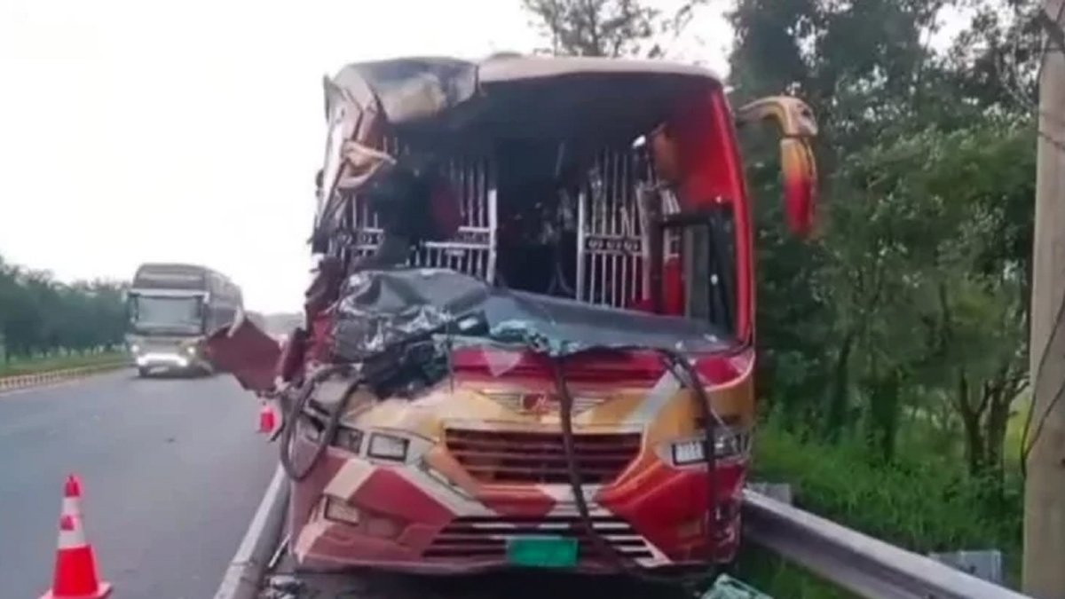 মাদারীপুরে ত্রিমুখী সংঘর্ষে চালকের প্রাণহানি, আহত অন্তত ১০
