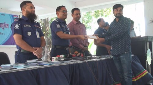 সাতক্ষীরায় ১০৮টি হারানো মোবাইল উদ্ধার করল পুলিশ