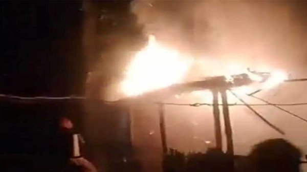 সিরাজগঞ্জে আ.লীগ নেতার বাড়িতে আগুন, সাংবাদিকের বাড়িতে বোমা নিক্ষেপ