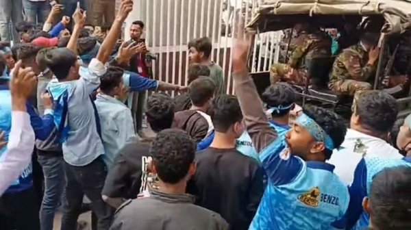 ‘বিক্ষুব্ধ’ দর্শকদের সঙ্গে আইনশৃঙ্খলা বাহিনীর ধাওয়া-পাল্টা ধাওয়া